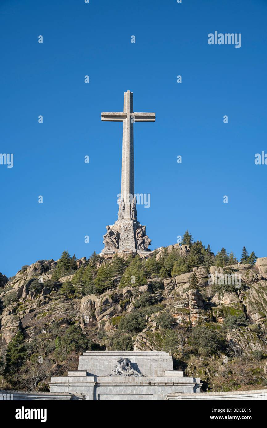 Une grande croix au sommet d'une colline rocheuse sous un ciel dégagé.. Vallée des morts, aujourd'hui appelée vallée de Cuelgamuros à Madrid, monument Banque D'Images