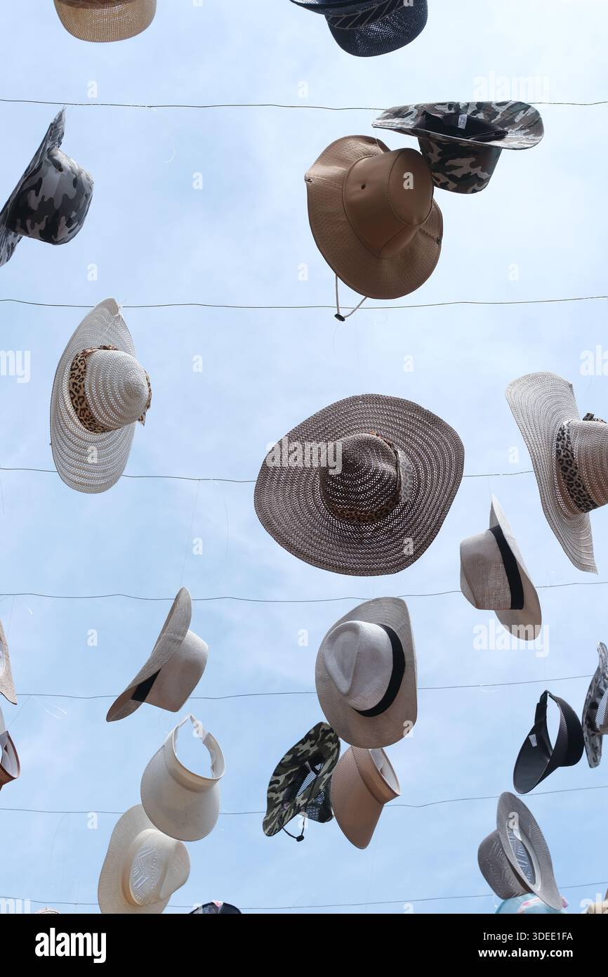 Chapeaux suspendus formant une installation d'art extérieur léger au-dessus d'une rue à Casco Viejo, Panama City, contre un ciel bleu clair. Banque D'Images