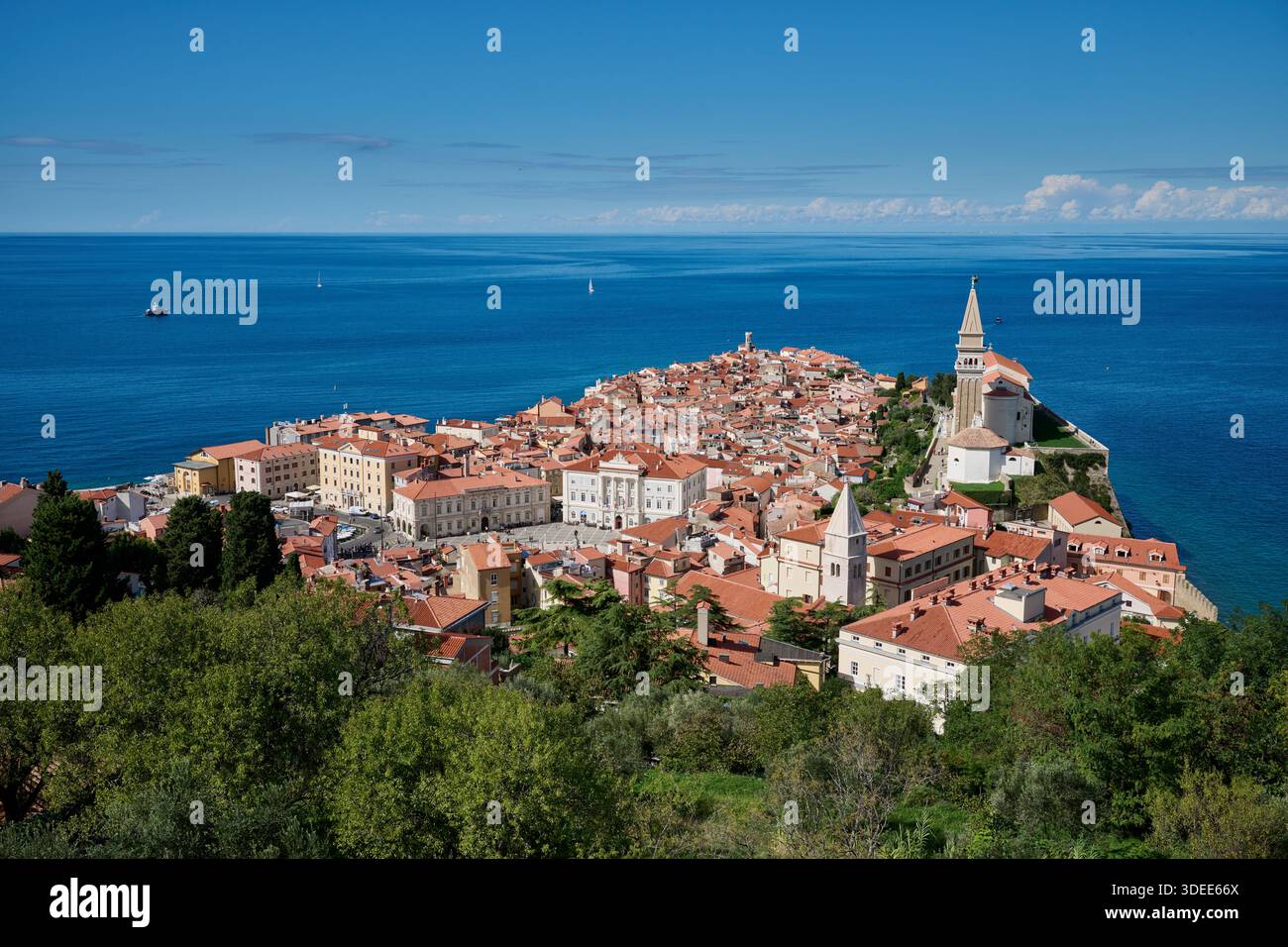 Vue d'en haut de Piran avec la mer Méditerranée derrière elle, Slovénie, Europe Banque D'Images