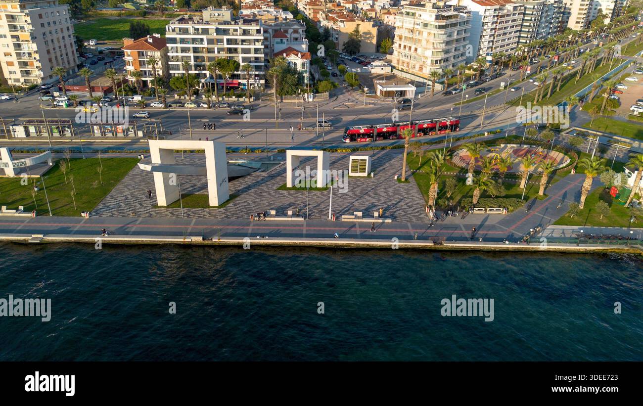 Karsiyaka - Izmir - Turquie, 09 décembre 2025, Statue des droits de l'homme à Karsiyaka Banque D'Images