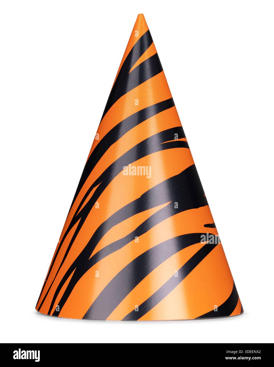 Chapeau conique imprimé tigre orange et noir pour les fêtes et les célébrations. Vue latérale. Idéal pour la découpe et l'utilisation comme photo prop. Isolé sur fond blanc. Banque D'Images