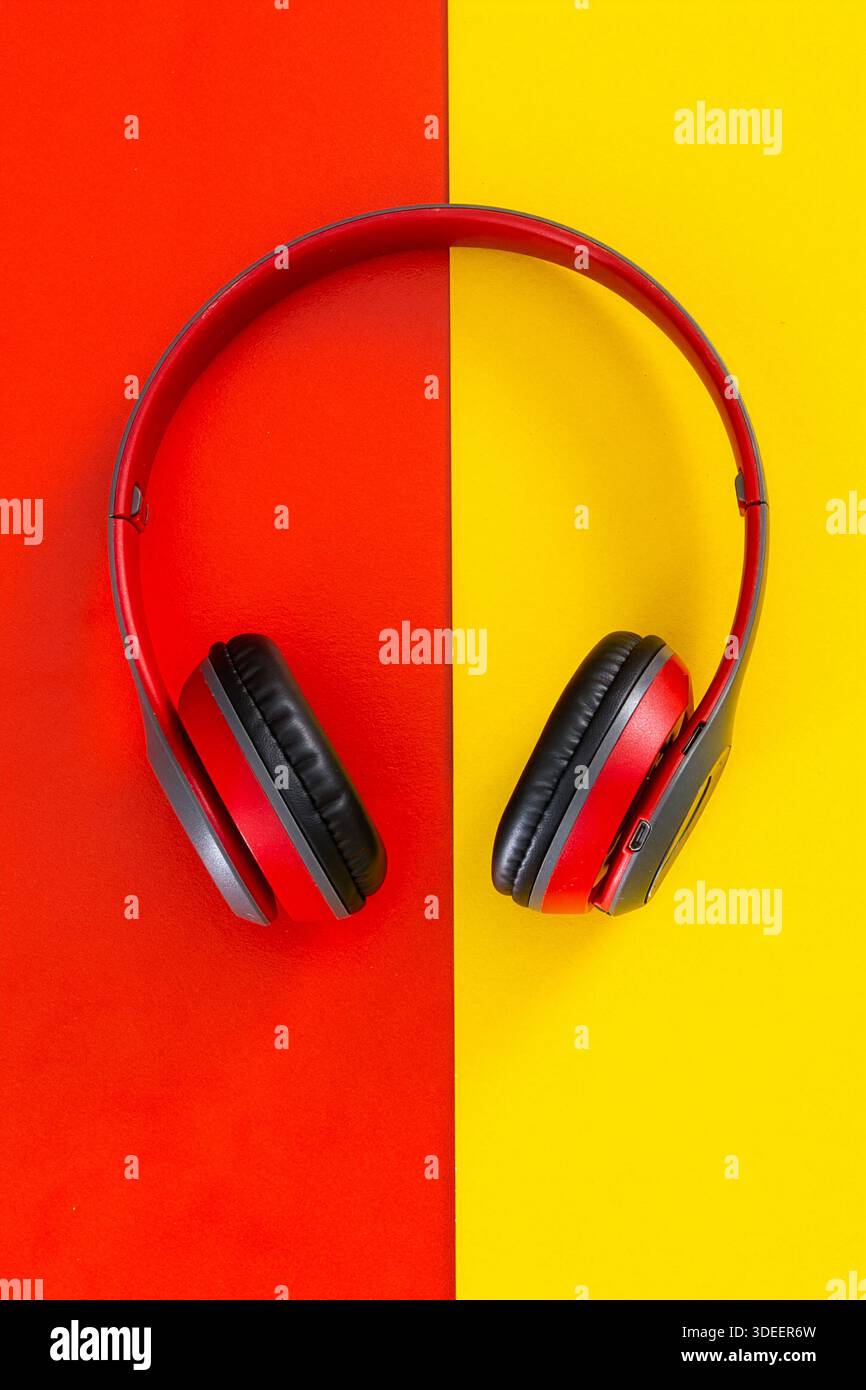 Casque créant un contraste visuel saisissant sur un fond rouge et jaune fendu Banque D'Images