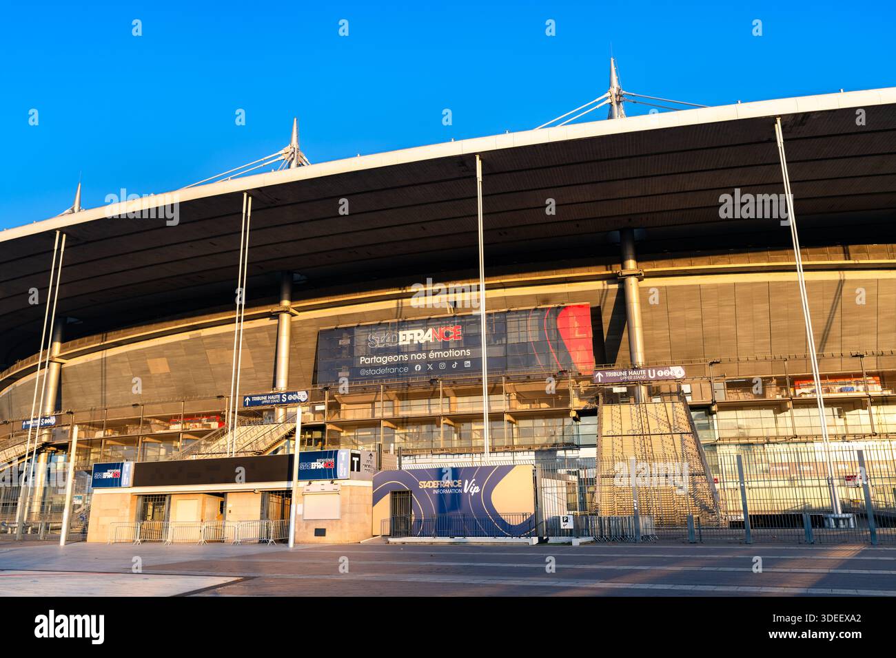 Saint-Denis, France - 29 décembre 2025 : stands extérieurs du stade de France dans la banlieue parisienne. L'architecture moderne dispose de l'entrée VIP A. Banque D'Images