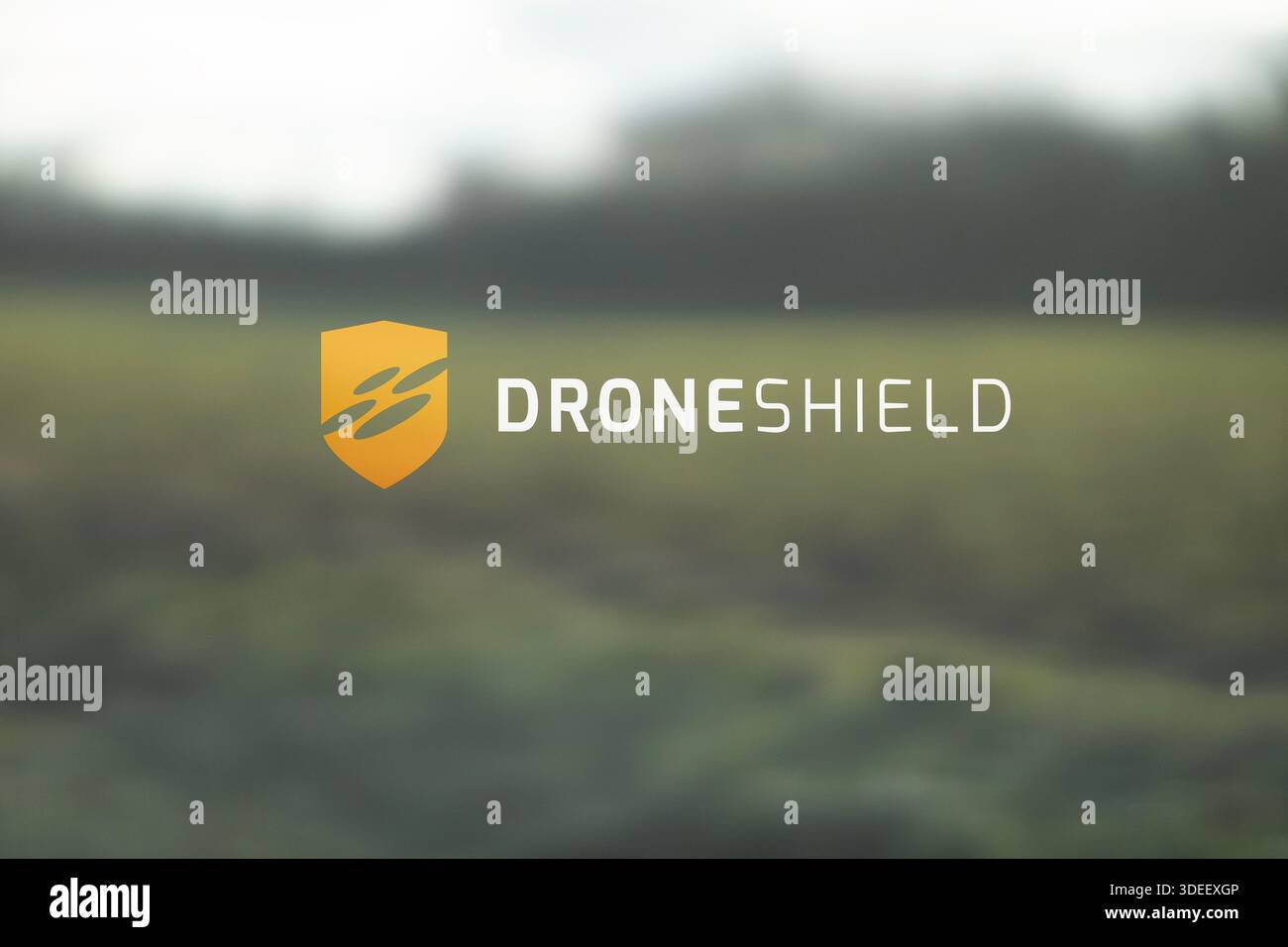 DroneShield sur un véhicule de fenêtre. Marque Drone Shield dans un champ d'essai. Banque D'Images