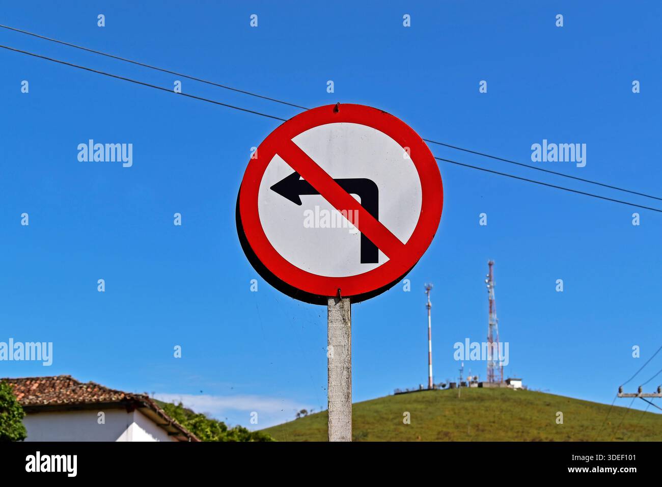 Panneau indiquant interdit de tourner à gauche, Sao Jose do Barreiro, Sao Paulo, Brésil Banque D'Images