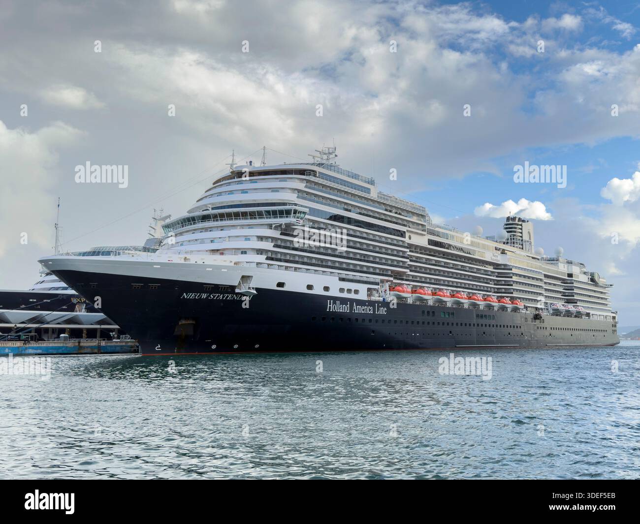 Bateau de croisière Holland America amarré au port Banque D'Images