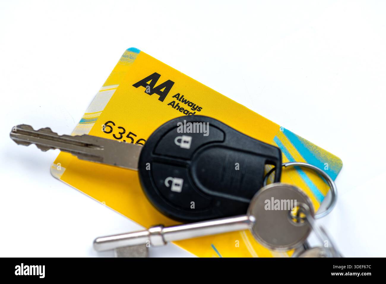 Londres. Royaume-Uni- janvier 05.2026. Gros plan d'une carte de membre de l'assistance routière AA et d'une clé de voiture isolée sur blanc. Banque D'Images
