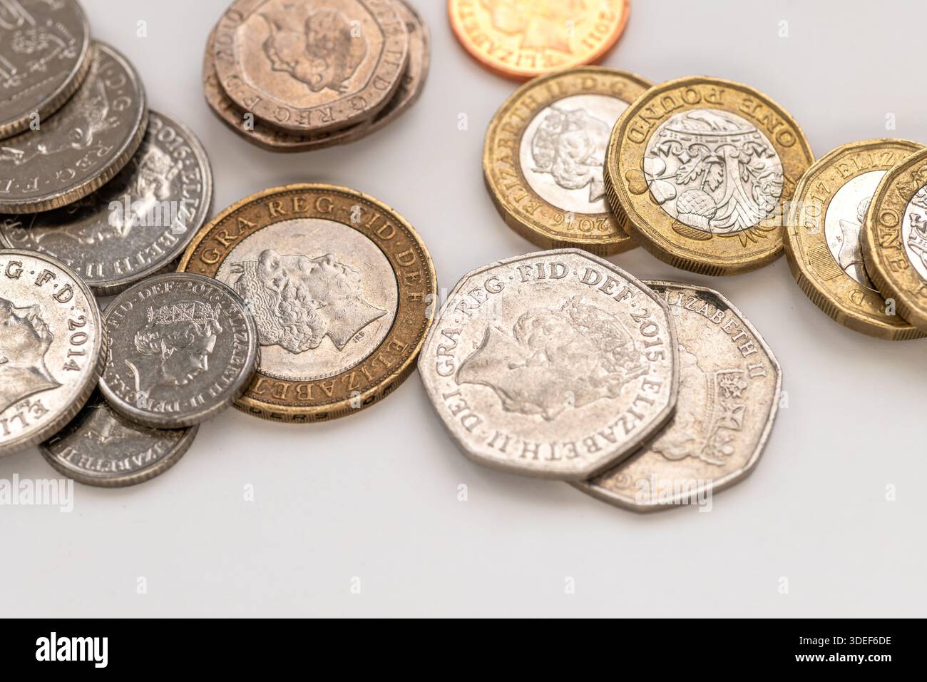 Gros plan de diverses pièces en livres sterling lâches isolées sur blanc. Banque D'Images