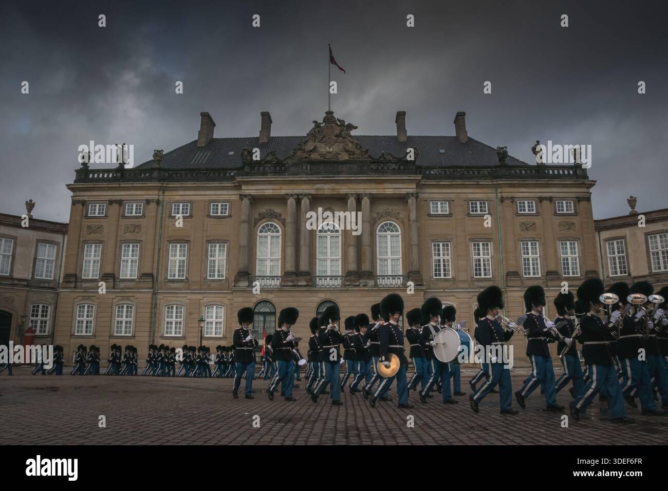 Un groupe militaire en chapeaux en peau d'ours se produit devant le palais danois historique Banque D'Images