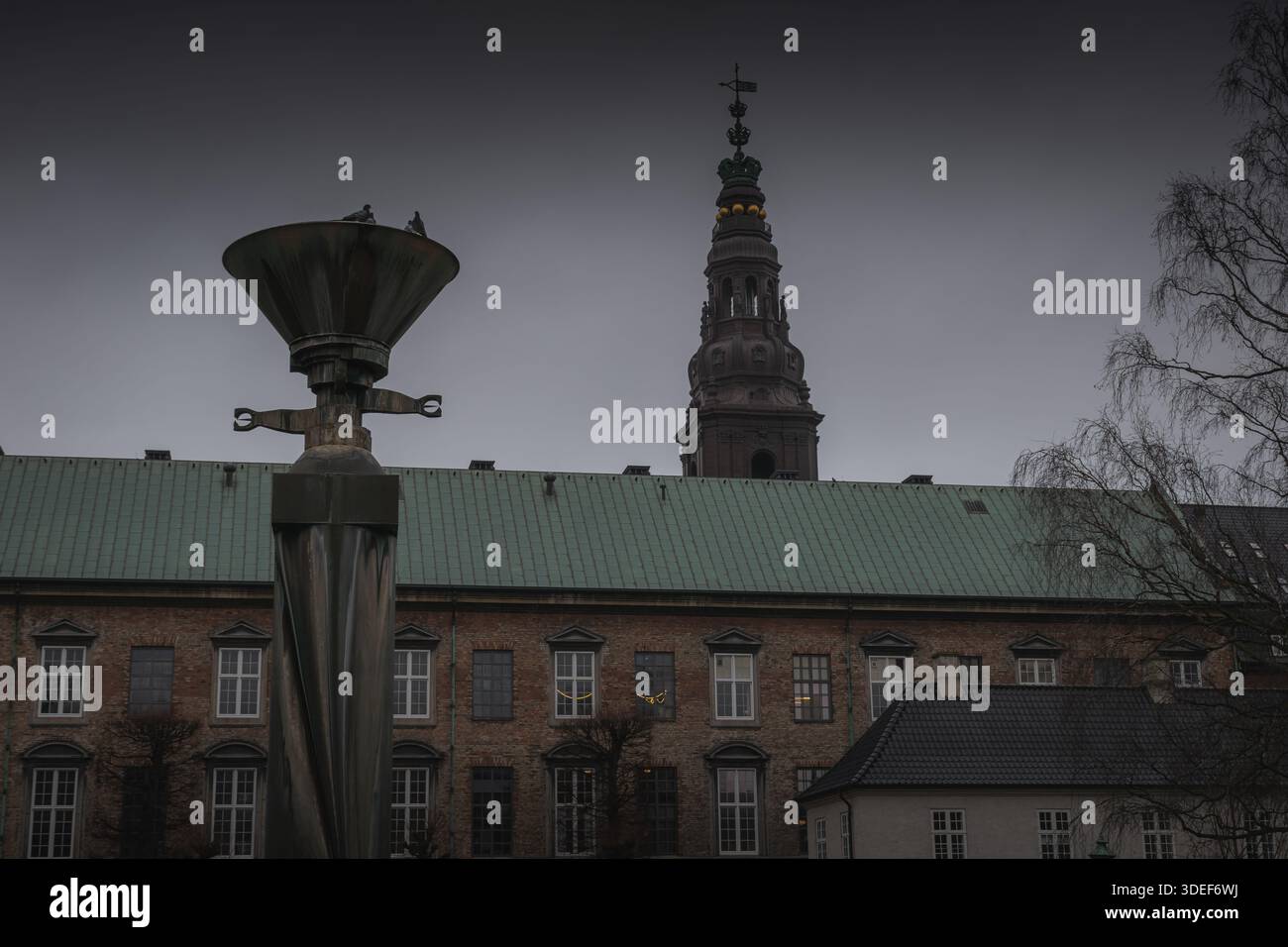 Sculpture torsadée et tour historique dans la cour danoise Banque D'Images