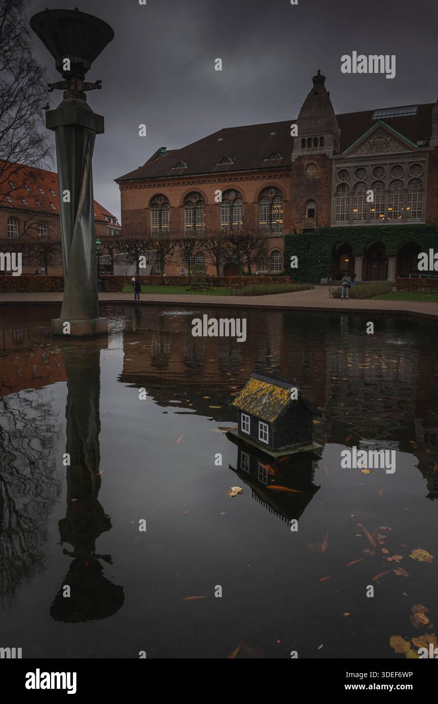 Étang dans la cour intérieure de la Bibliothèque royale de Copenhague, Danemark Banque D'Images