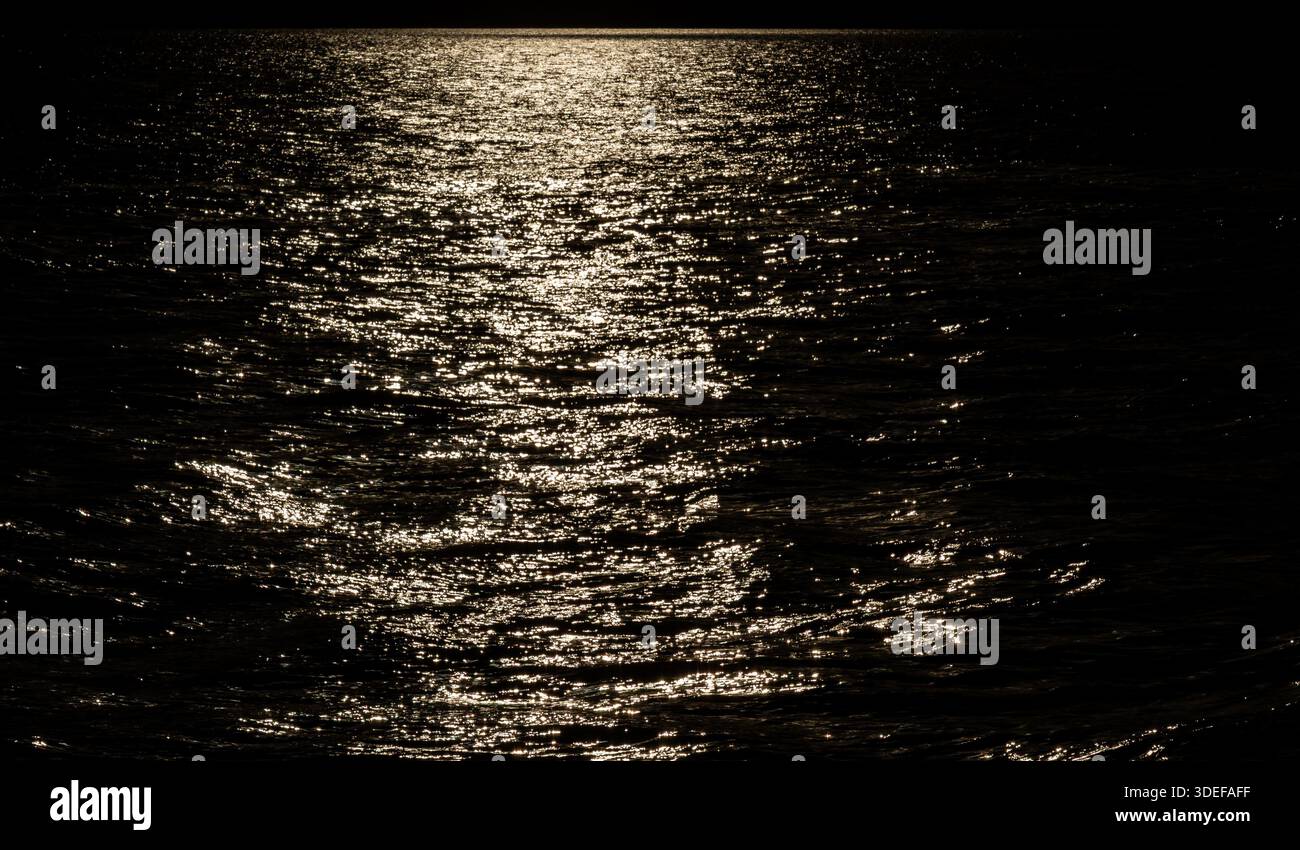 Vue abstraite de la lumière scintillante à travers la surface du détroit de Menai Banque D'Images