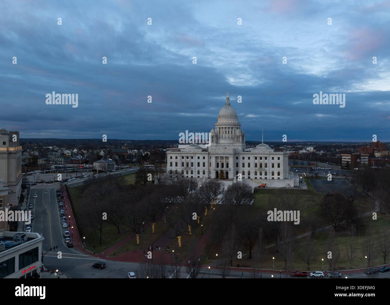 Vue aérienne de la majestueuse Rhode Island State House sous un ciel crépusculaire, son dôme blanc scintillant au-dessus de la ville. Providence, Rhode Island, États-Unis. Banque D'Images