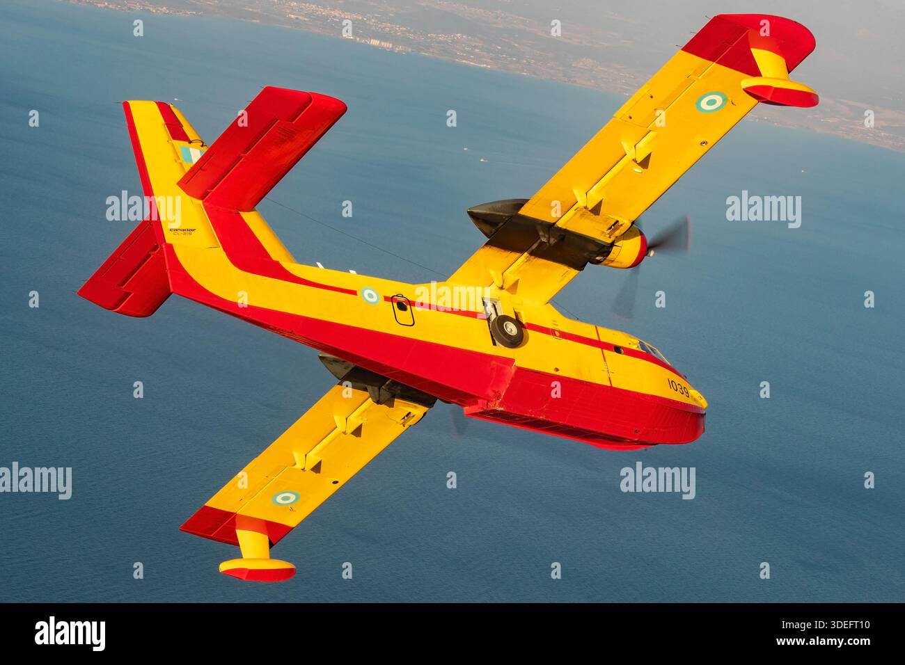 Le Canadair CL-215-II, immatriculé 1039, basé en Grèce, est un avion amphibie de lutte contre les incendies affecté au 355e escadron de transport tactique. Le Super Scooper, propulsé par deux moteurs en étoile Pratt & Whitney R-2800, recueille l'eau des lacs ou des réservoirs et effectue des largages ciblés sur les feux de forêt. Il offre une grande maniabilité à basse altitude et est utilisé pour les missions d'intervention d'urgence. Lors de la Athens Flying week 2025, il a été présenté dans des démonstrations air-air, mettant en valeur son efficacité opérationnelle, ses capacités de lutte contre les incendies et son rôle de soutien tactique. Banque D'Images