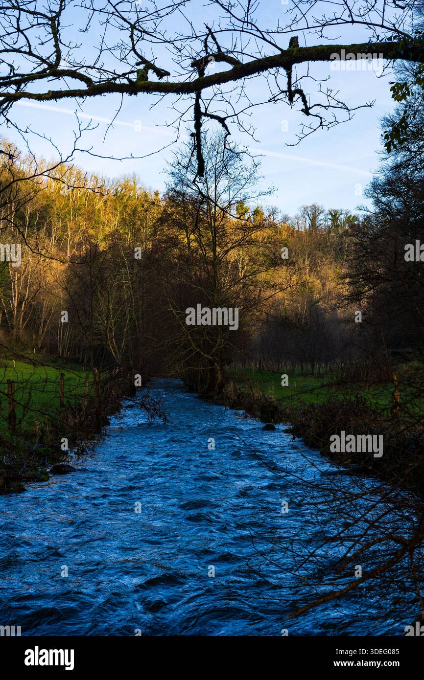 Rivière Souleuvre avec débit d'eau élevé en hiver près du Bény-Bocage Banque D'Images