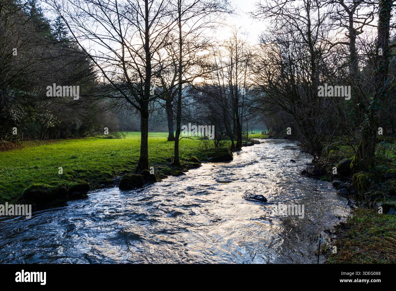 Rivière Souleuvre avec débit d'eau élevé en hiver près du Bény-Bocage Banque D'Images