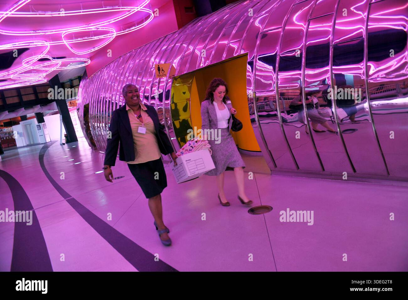 Le public un lieu polyvalent et une galerie d'art à West Bromwich, West Midlands, Royaume-Uni. Conçu par l'architecte Will Alsop, le public était un lieu artistique polyvalent magenta et noir saisissant à West Bromwich, dans les West Midlands. Ouvert en 2008 après des retards importants et des dépassements de budget, les fenêtres audacieuses et irrégulières du bâtiment et les espaces intérieurs « en forme de blob » étaient destinés à revitaliser la zone. Malgré l'accueil de divers projets communautaires et galeries d'art numérique, il a dû faire face à des coûts de fonctionnement élevés. Il a fermé en 2013 et a ensuite été converti en un sixième collège. Banque D'Images