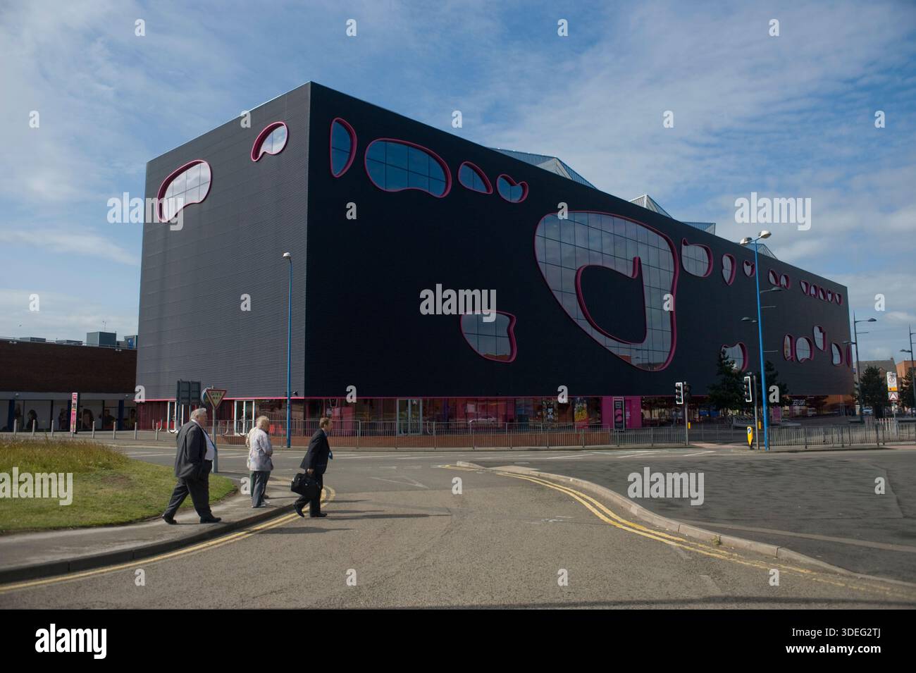 Le public un lieu polyvalent et une galerie d'art à West Bromwich, West Midlands, Royaume-Uni. Conçu par l'architecte Will Alsop, le public était un lieu artistique polyvalent magenta et noir saisissant à West Bromwich, dans les West Midlands. Ouvert en 2008 après des retards importants et des dépassements de budget, les fenêtres audacieuses et irrégulières du bâtiment et les espaces intérieurs « en forme de blob » étaient destinés à revitaliser la zone. Malgré l'accueil de divers projets communautaires et galeries d'art numérique, il a dû faire face à des coûts de fonctionnement élevés. Il a fermé en 2013 et a ensuite été converti en un sixième collège. Banque D'Images