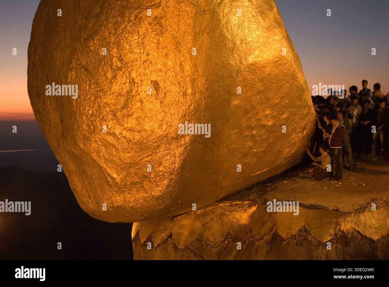 Le Golden Rock Festival Tazaungdaing, le Festival des lumières du Myanmar, une célébration bouddhiste marquant la fin de la saison des pluies, où le Golden Rock sacré devient un lieu de pèlerinage majeur. Seuls les pèlerins mâles sont autorisés à appliquer des carrés de feuilles d'or sur le rocher de granit pendant toute la nuit de la cérémonie de la pleine lune de novembre. Kyaiktiyo, Etat de Mons, Myanmar 9 novembre 2011 2010s HOMER SYKES Banque D'Images
