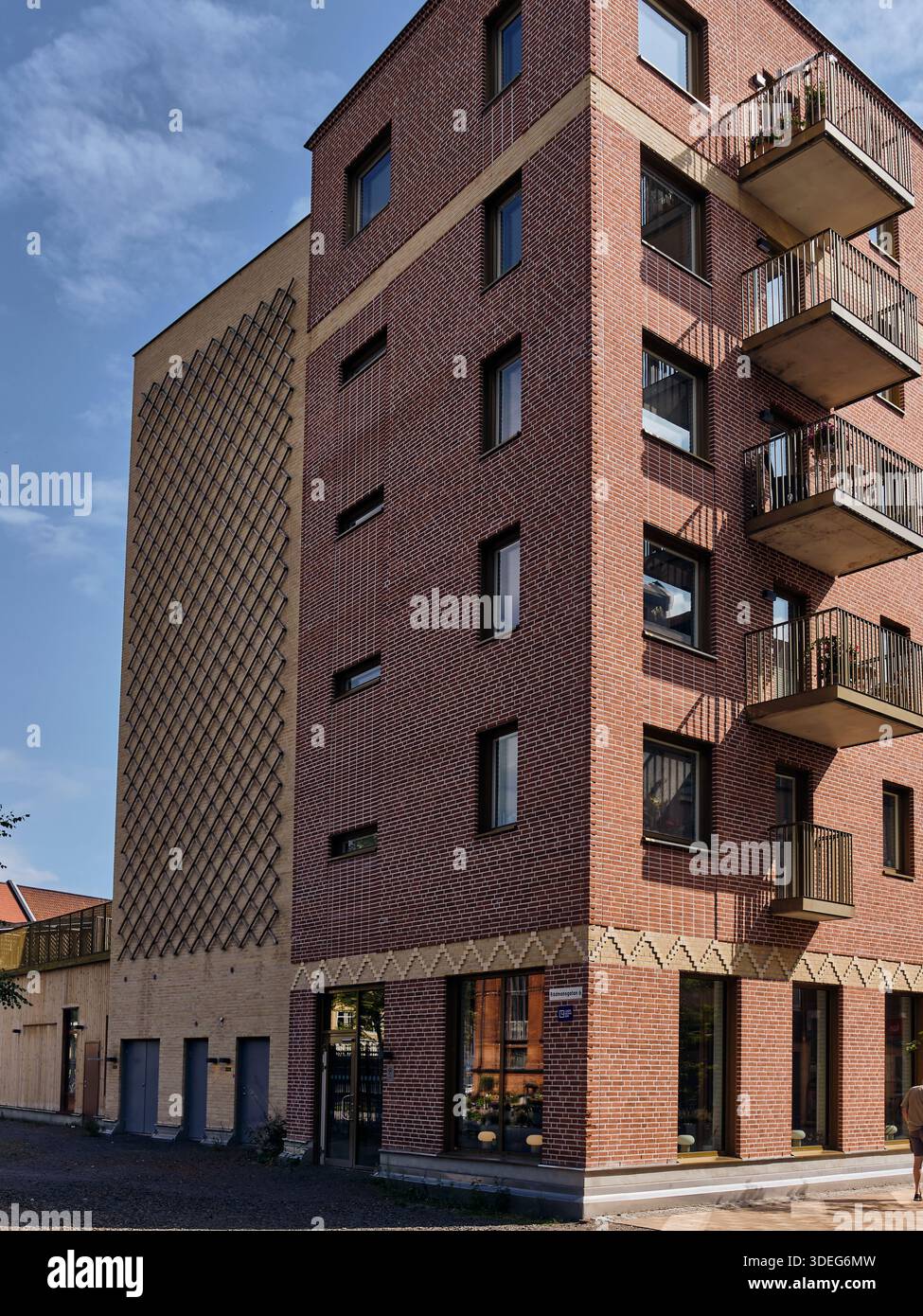 Un immeuble moderne en briques avec balcons et motifs géométriques présente une architecture contemporaine et un design urbain à Landskrona Suède. Banque D'Images