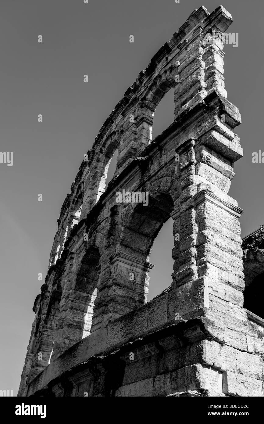 Échos de l'Empire - Une vue intemporelle en noir et blanc des arches de l'amphithéâtre romain de Vérone, célébrant la grandeur de l'ingénierie antique Banque D'Images