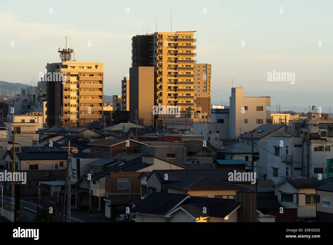 Golden Hour illumine des bâtiments à Fujinomiya, au Japon. L'horizon de la ville est un mélange de maisons résidentielles et de gratte-ciel. Banque D'Images