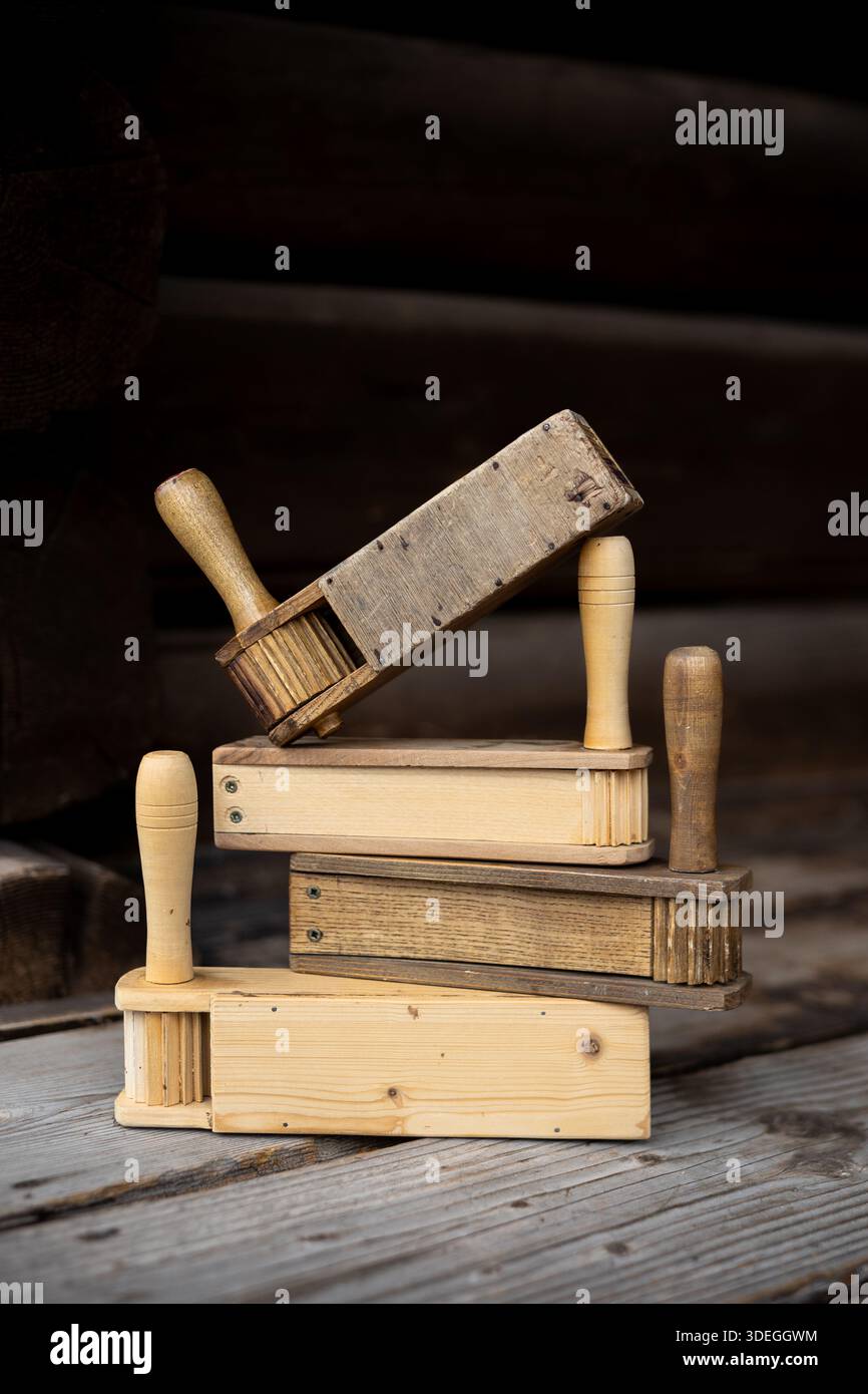 Détail d'un cliquet en bois (Cog Rattle), un instrument traditionnel folklorique et liturgique idiophone. Banque D'Images