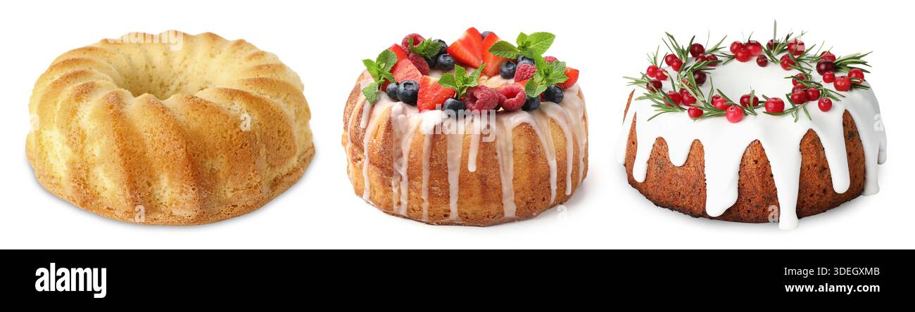 Délicieux gâteaux Bundt isolés sur blanc, mis Banque D'Images