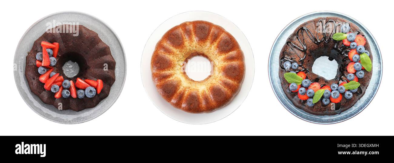 Ensemble de délicieux gâteaux Bundt isolés sur blanc, vue de dessus Banque D'Images