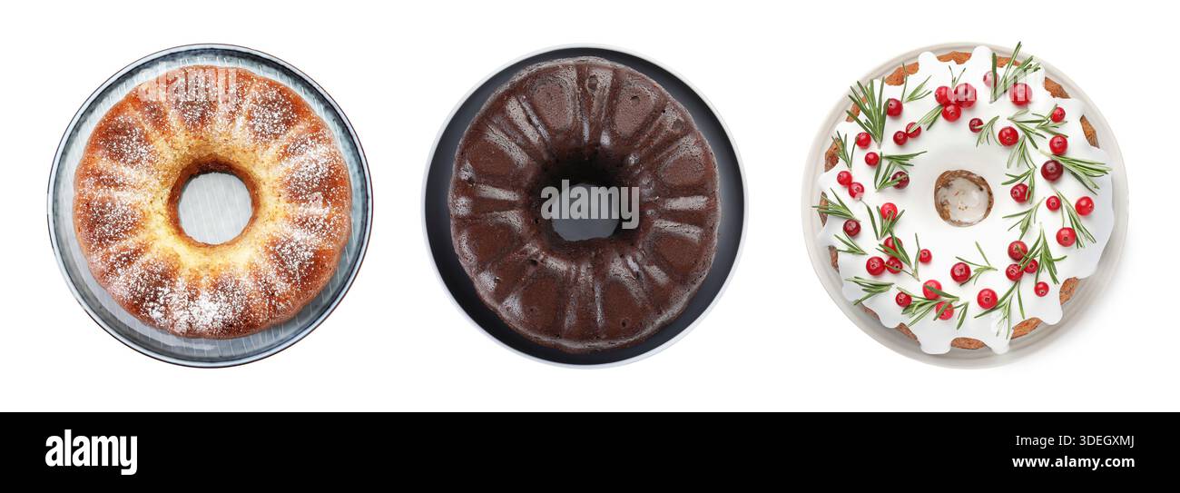 Ensemble de délicieux gâteaux Bundt isolés sur blanc, vue de dessus Banque D'Images