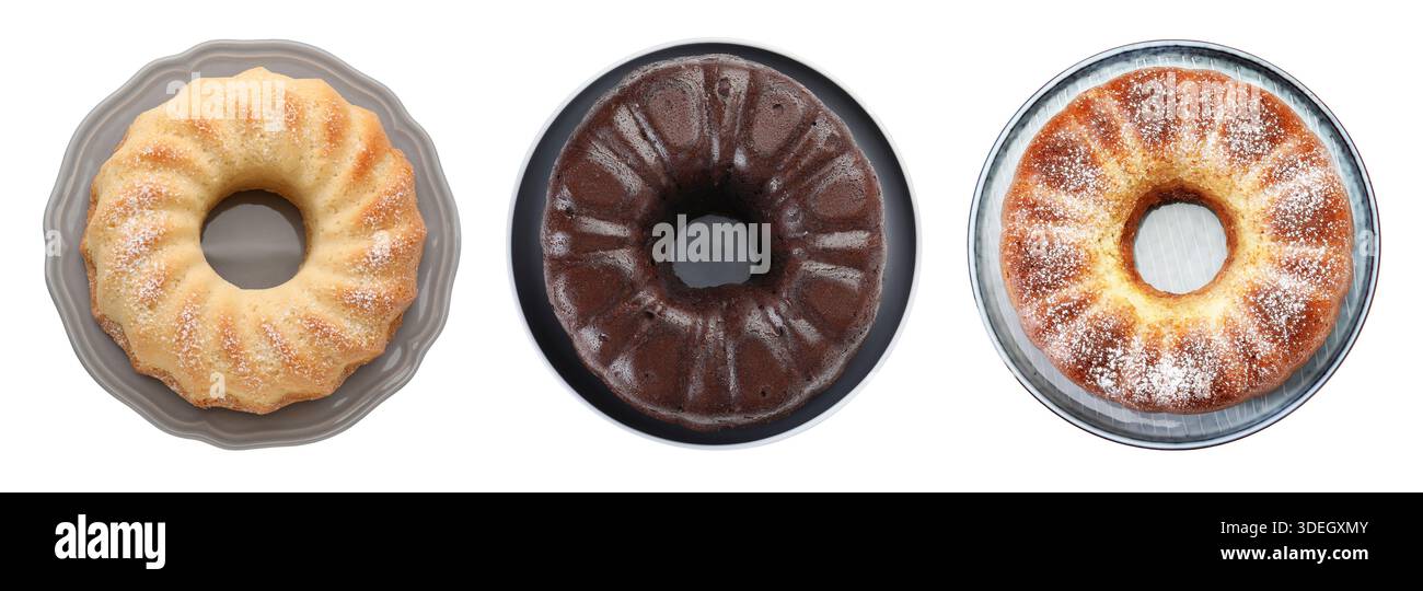 Ensemble de délicieux gâteaux Bundt isolés sur blanc, vue de dessus Banque D'Images