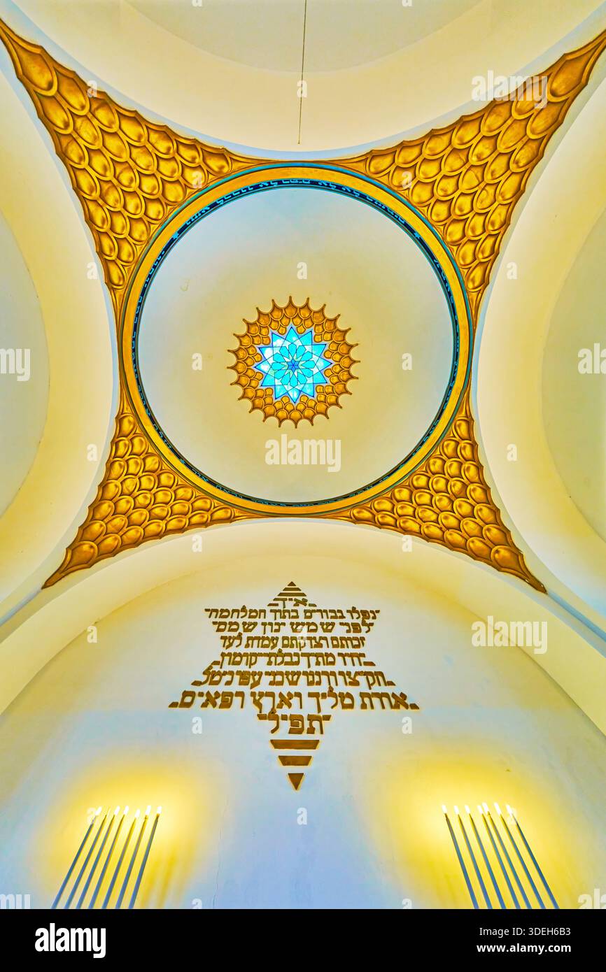 BUDAPEST, HONGRIE - 22 FÉVRIER : le dôme intérieur du Temple des héros, décoré de muqarnas dorés (nid d'abeilles) et de vitraux, le 2 février Banque D'Images