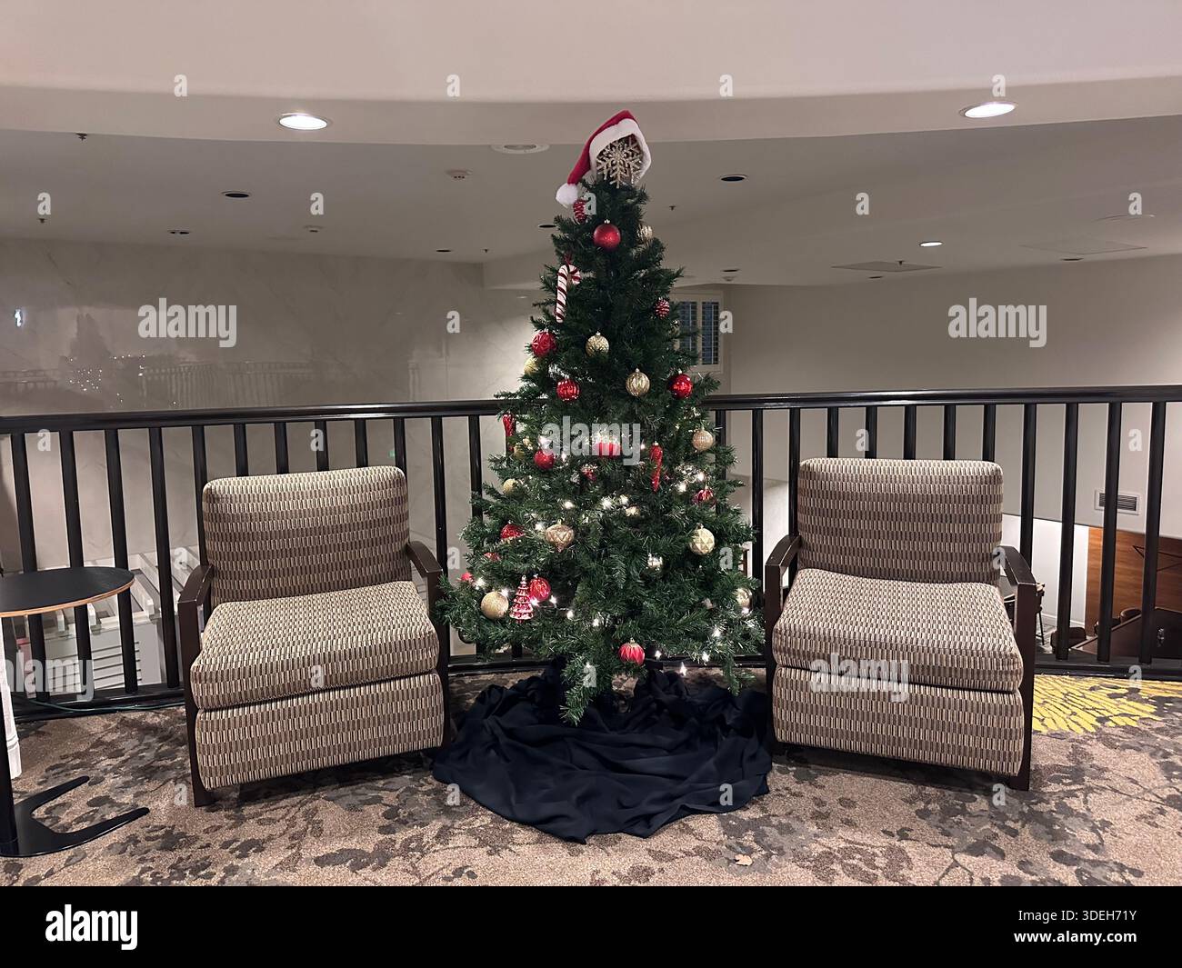Intérieur de l'hôtel de luxe symétrique avec sapin de Noël et sièges dans le salon Banque D'Images