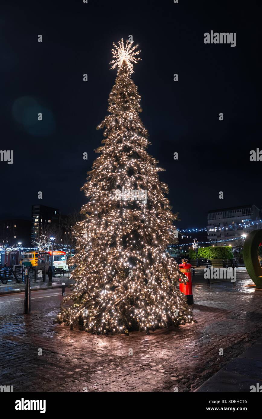 Sapin de Noël Liverpool Albert Dock avec surmatelas d'étoiles la nuit Banque D'Images
