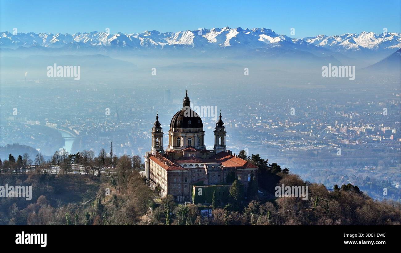 Vue aérienne de la basilique de Superga avec l'horizon de Turin entouré par les Alpes enneigées Banque D'Images