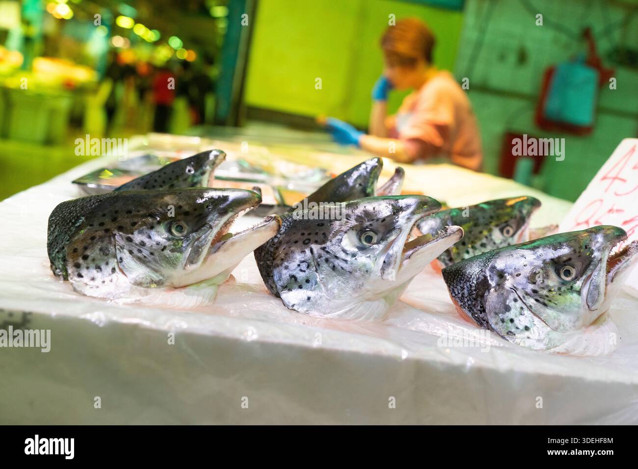 Têtes de saumon fraîches exposées au marché humide de Tai po Banque D'Images