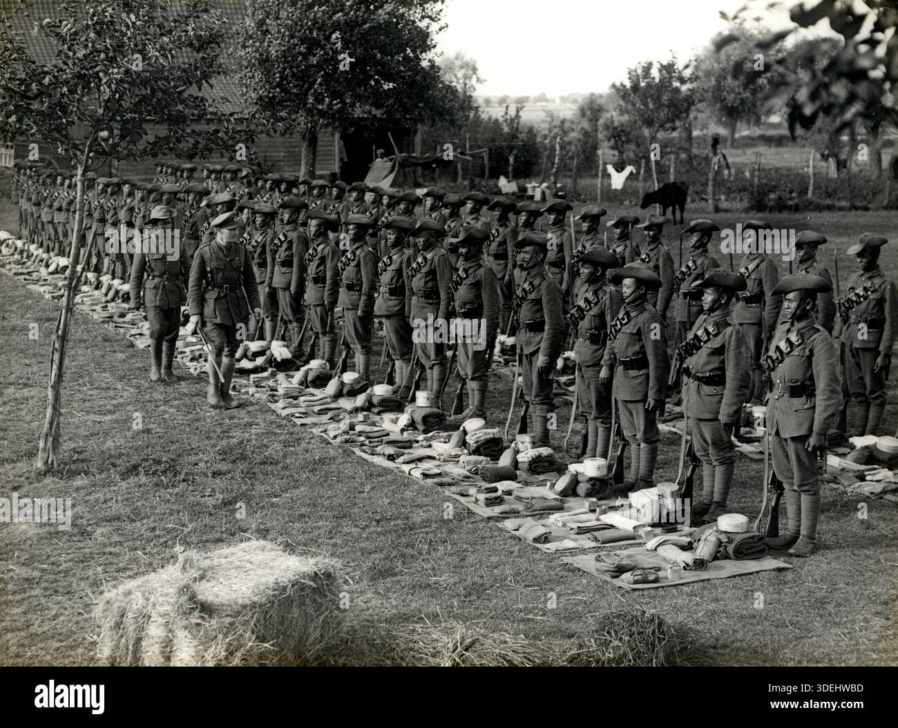 Le 1/4ème Gurkhas à l'inspection de kit au Sart en Flandre en 1915 pendant la première Guerre mondiale. Photographe : H. D. Girdwood. Banque D'Images