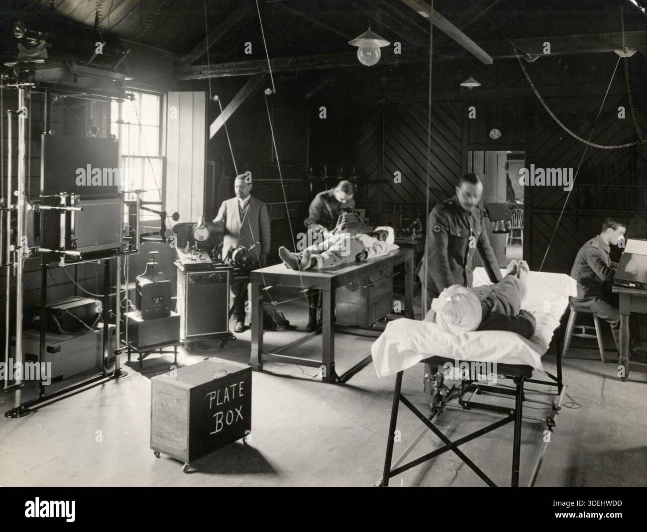 La salle de radiographie de l'hôpital Kitchener à Brighton, en Angleterre pendant la première Guerre mondiale en 1915. Photographe : H. D. Girdwood. Banque D'Images