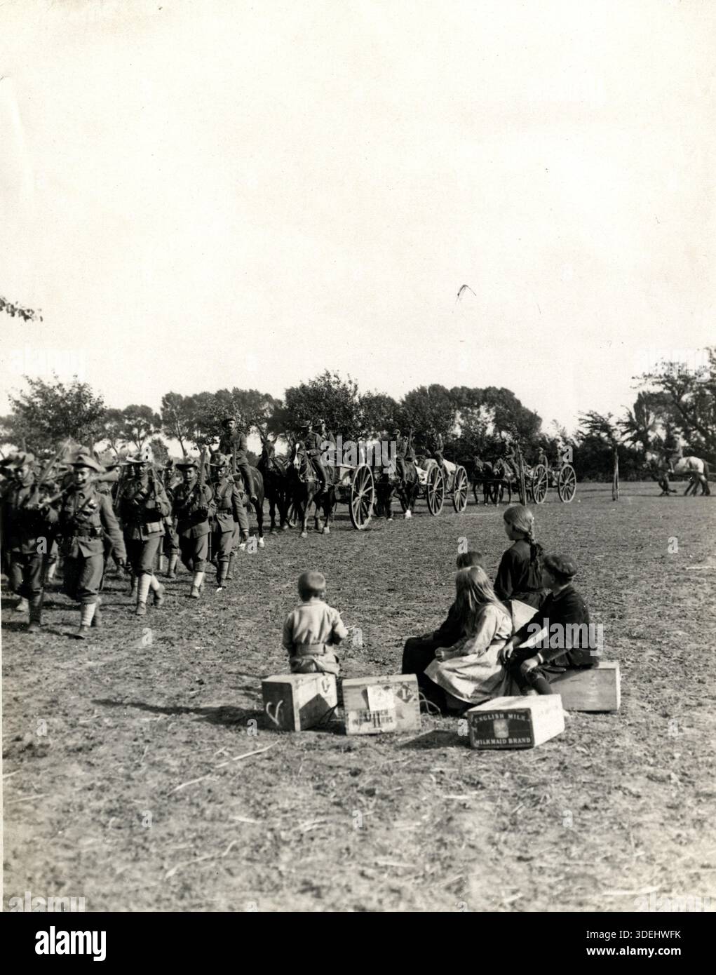 Le transport de 1ère ligne d'un bataillon Gurkha au Sart en Flandre en 1915 pendant la 1ère Guerre mondiale. Photographe : H. D. Girdwood. Banque D'Images