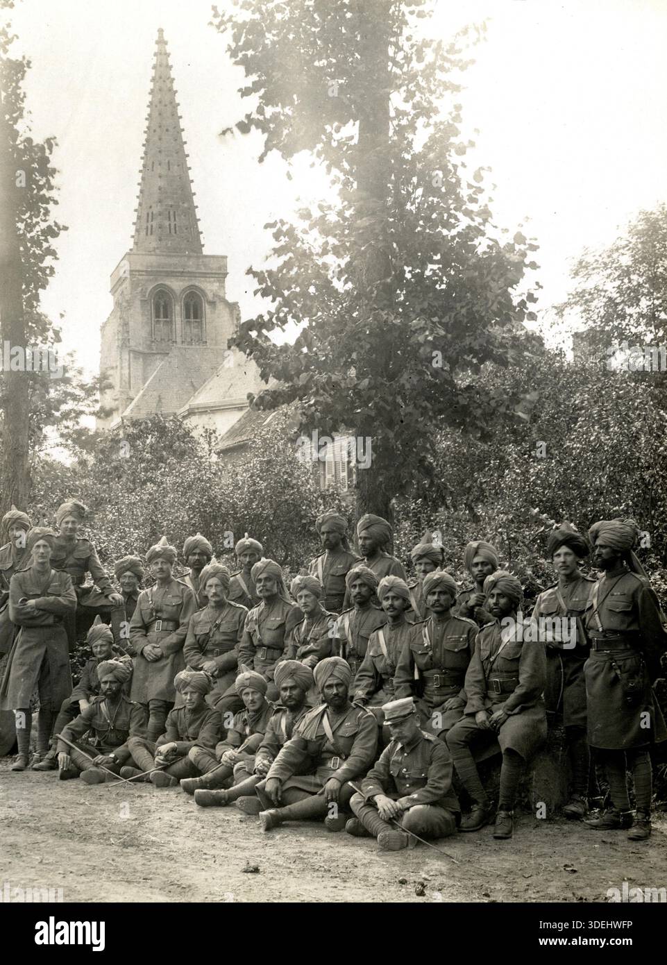 Officiers britanniques et indiens du 18e Lancers à Estrée Blanche, France en 1915 pendant la première Guerre mondiale. Photographe : H. D. Girdwood. Banque D'Images