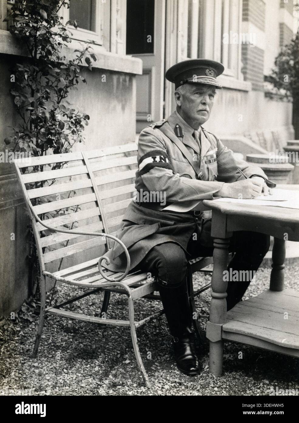 Le général Sir James Willcocks au travail à son quartier général à Merville, en France en 1915 pendant la première Guerre mondiale. Photographe : H. D. Girdwood. Banque D'Images