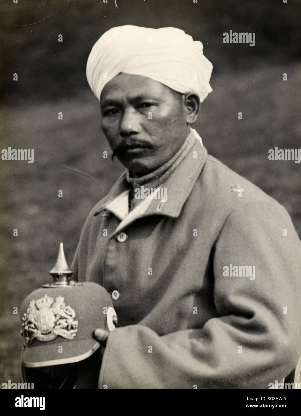 Un officier indien convalescent, avec le casque d'officier allemand qu'il a capturé à Neuve Chapelle pendant la première Guerre mondiale. Photographe : H. D. Girdwood. Banque D'Images
