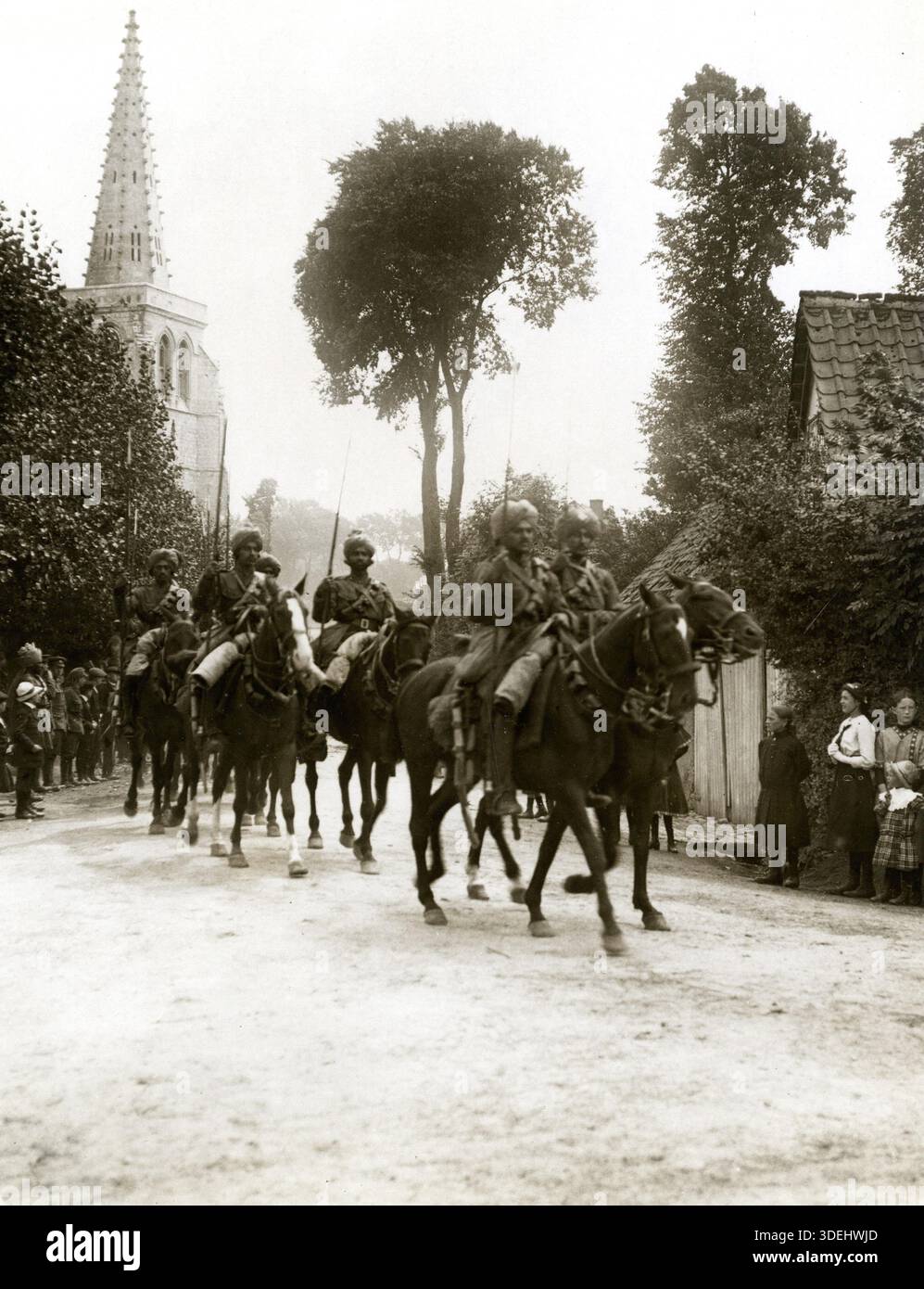 Cavalerie indienne marchant à travers le village français d'Estrée Blanche en 1915 pendant la première Guerre mondiale. Photographe : H. D. Girdwood. Banque D'Images