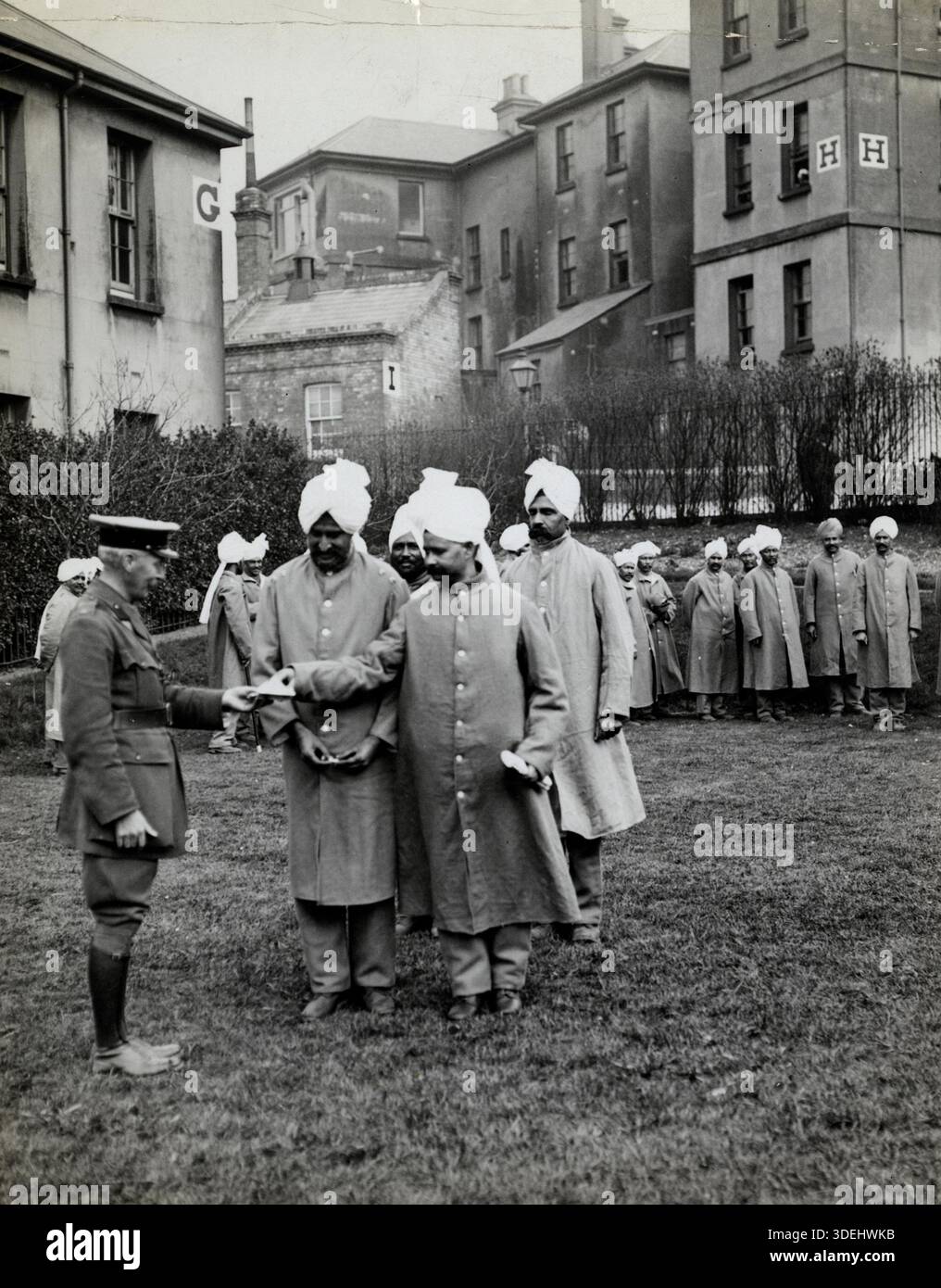 Des cigarettes ont été présentées à certains de nos officiers blessés à l'hôpital Kitchener, Brighton pendant la première Guerre mondiale. Photographe : H. D. Girdwood. Banque D'Images