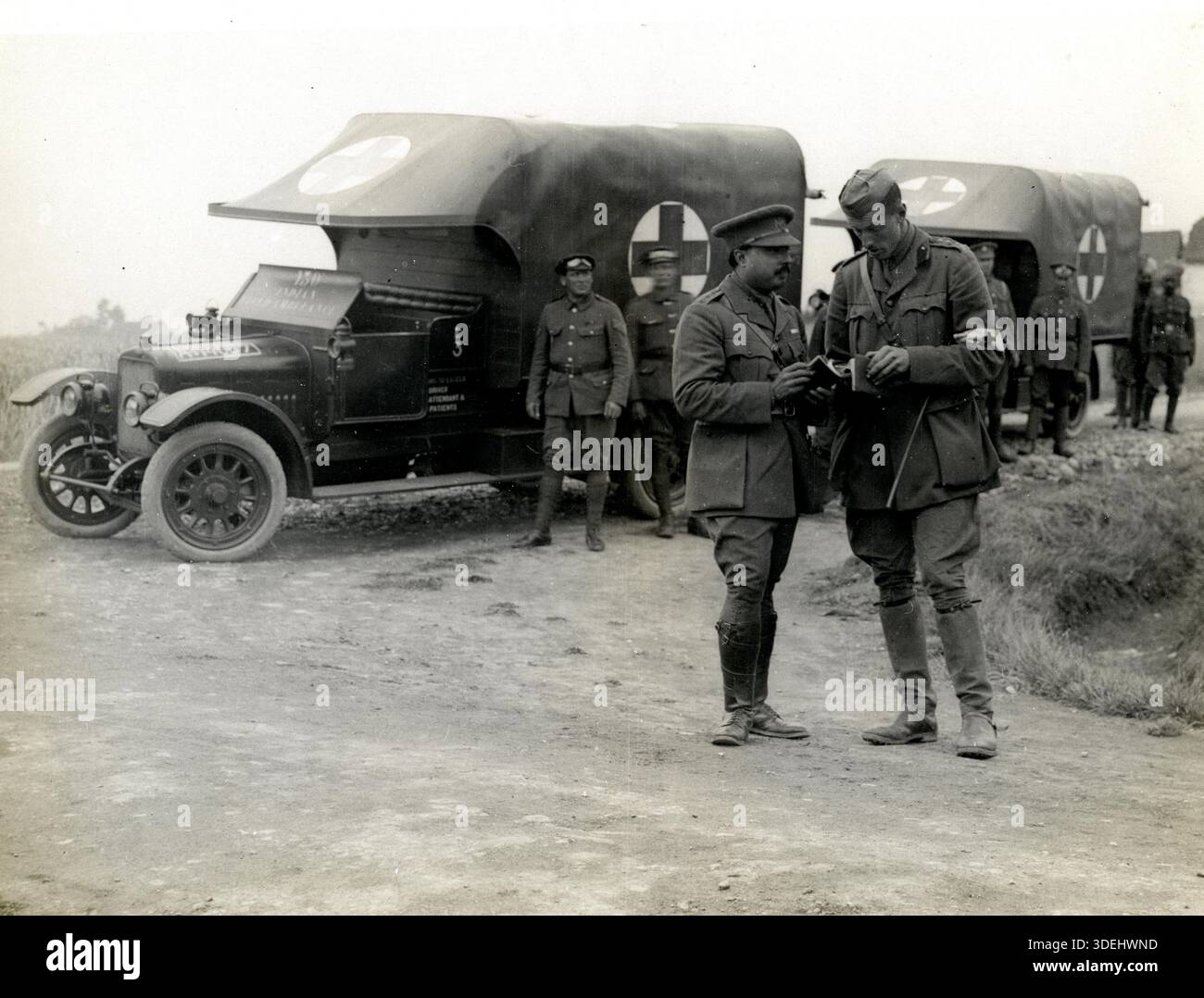 S.A.S. le Maharaja Ranjit Singh de Barwani à avec ambulances à Merville, France en 1915 pendant la première Guerre mondiale. Photographe : H. D. Girdwood. Banque D'Images