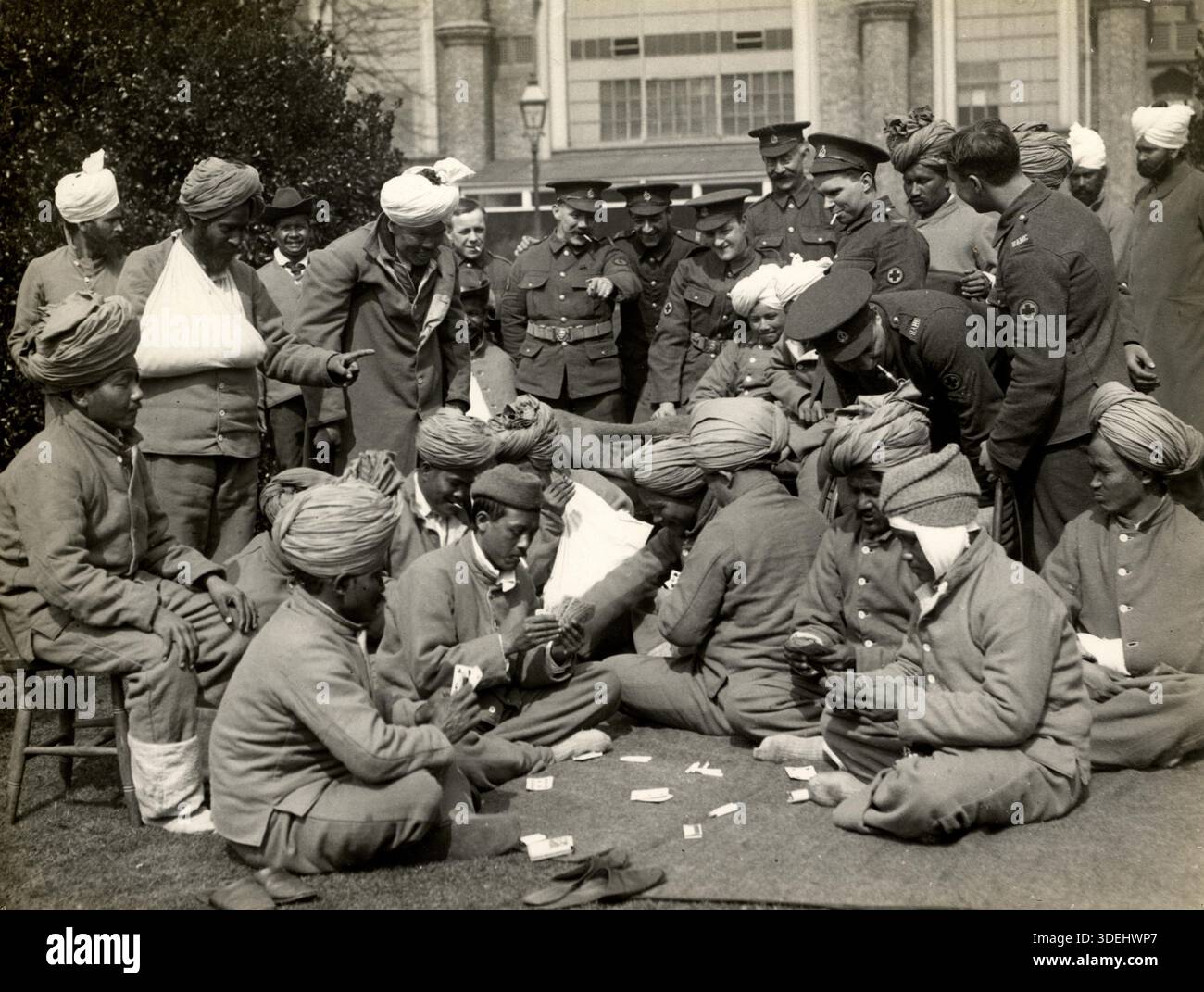 Troupes indiennes convalescentes jouant aux cartes à l'hôpital Kitchener en 1915. Photographe : H. D. Girdwood. Banque D'Images