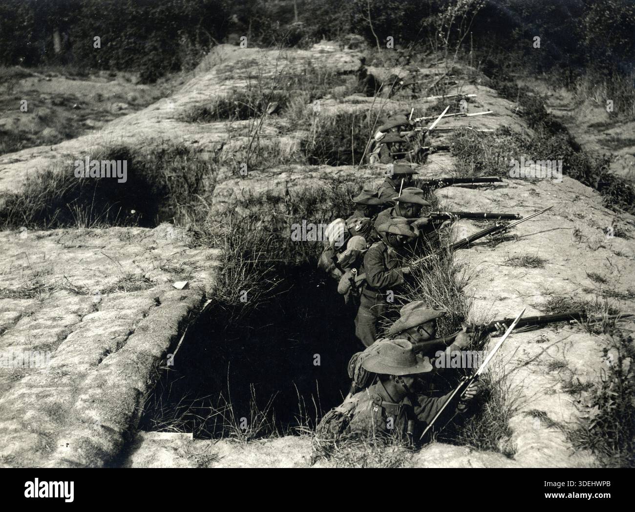 Garhwalis tapissant des tranchées de réserve à Estaires la Basée Road, France en 1915 pendant la première Guerre mondiale. Photographe : H. D. Girdwood. Banque D'Images