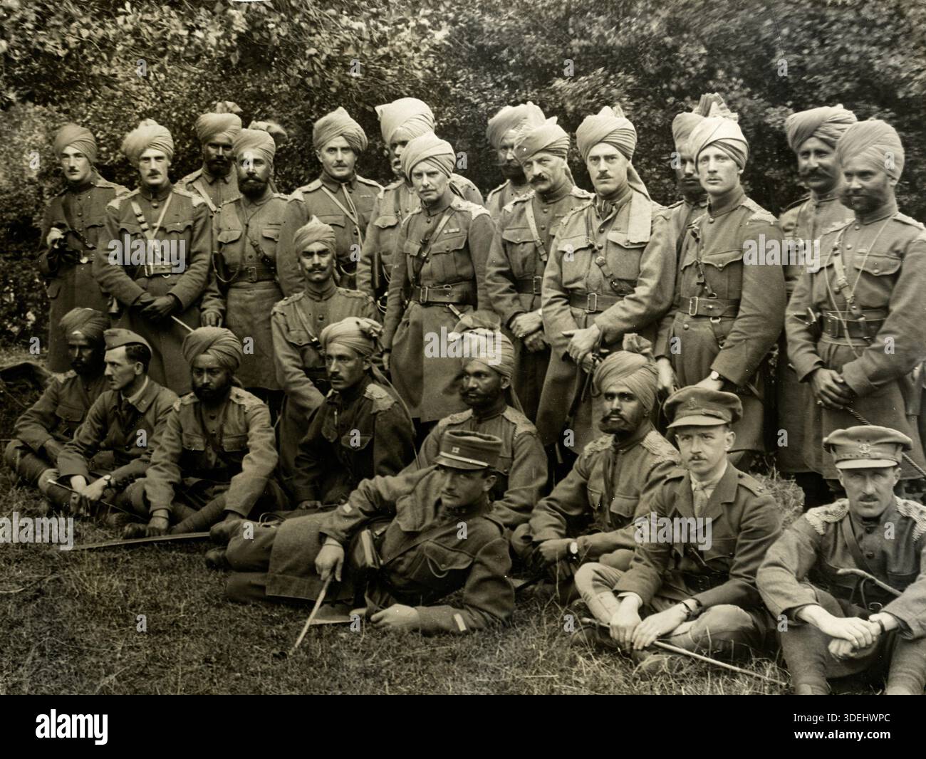 Officiers de la 4e cavalerie à neuf Berguin, France en 1915 en France. Photographe : H. D. Girdwood. Banque D'Images