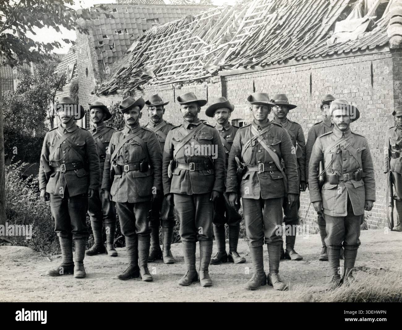 Officiers indiens du 39e Garhwalis à Estaire la Bassée Road, France en 1915 pendant la première Guerre mondiale. Photographe : H. D. Girdwood. Banque D'Images