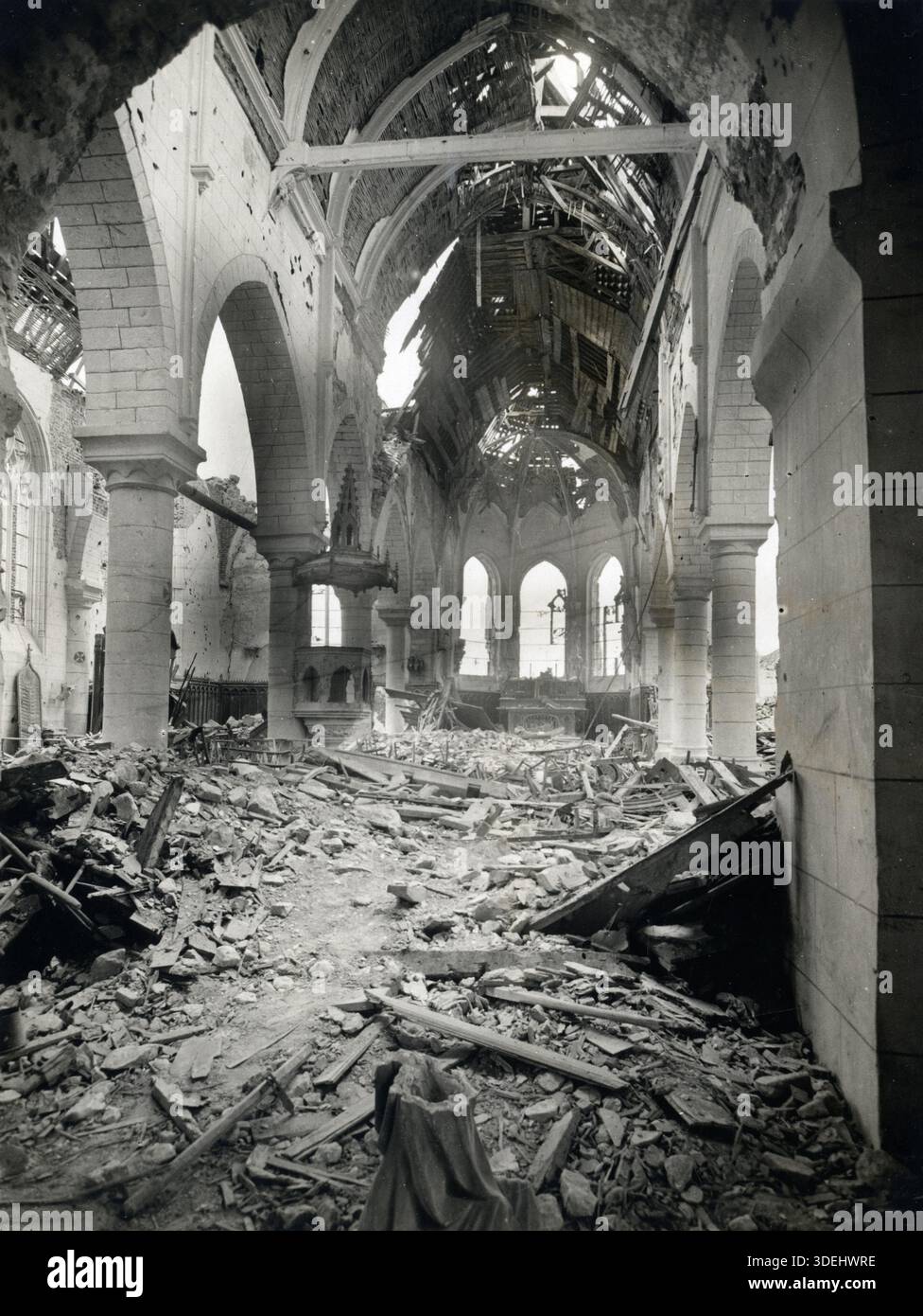 Une église détruite par des obus allemands à Richebourg, France en 1915 pendant la première Guerre mondiale. Photographe : H. D. Girdwood. Banque D'Images